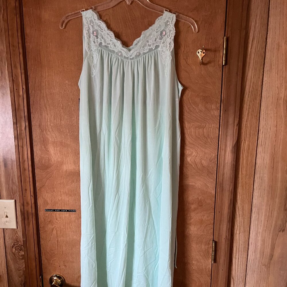 New Ladies Gown, Never Worn, Size Medium